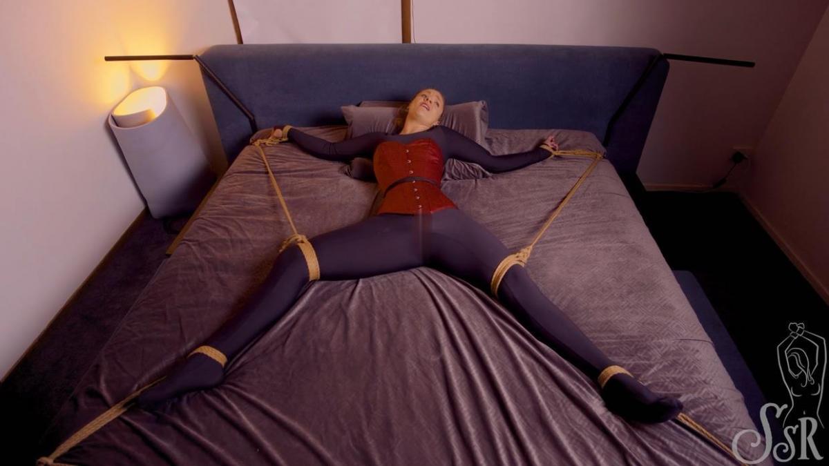 RACHEL ORGANA BED SPREAD &amp; VIBE Rachel Organa被绳子绑在床上，手腕、脚踝和膝盖上都绑着绳子，以确保她安全就位，双腿分开。她戴着一个可[X_X]的振动器，除了放松和享受这种体验外，别无选择。集合不包含裸体。<br><br><br><br>13分钟高质量视频Rachel Organa is tied to the bed with ropes around her wrists, ankles, and knees to keep her securely in place and her legs spread apart. Wearing an insertable vibrator there is nothing for her to do but relax and enjoy the experience. Set does not contain nudity.<br><br>13 minute high quality video
