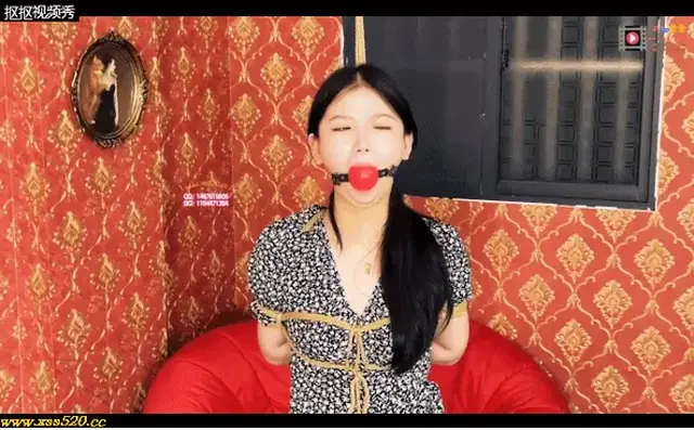 订拍转公映-小美女体验铁笼，超大口球 此句出自欧阳修《画眉鸟》<br>百啭千声随意移，山花红紫树高低。<br>始知锁向金笼听，不及林间自在啼。<br>译文<br>画眉鸟千啼百啭，随着自己的心意在林间飞动，在那开满红红紫紫山花的枝头自由自在地穿梭。<br>现在才知道：以前听到那锁在金笼内的画眉叫声，远远比不上悠游林中时的自在啼唱。<br>☆☆☆☆☆☆☆☆☆☆☆☆☆☆☆☆☆☆☆☆☆☆☆<br>解压密码：<span style='color:#b0b0b0;'>[隐藏文字，购买后可见]</span><br>网盘下载：高清1080P<br>压缩格式：.7z<br>请勿在线解压，请下载至本地后解压观看，谢谢支持<br>☆☆☆☆☆☆☆☆☆☆☆☆☆☆☆☆☆☆☆☆☆☆☆<br>如果您有更好的创意，如果您有想欣赏的内容，<br>欢迎联系订拍，qq：1487615606 1184471384<br>☆☆☆☆☆☆☆☆☆☆☆☆☆☆☆☆☆☆☆☆☆☆☆