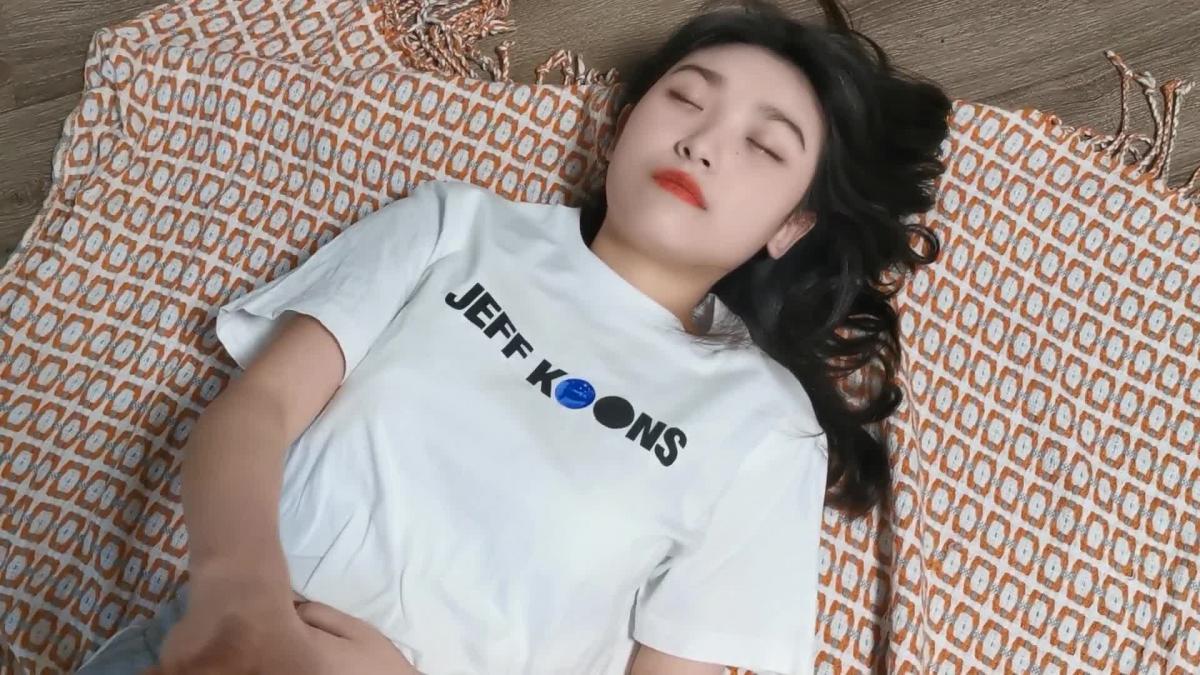奥特曼也很酷定拍-昏睡的尤涵 感谢奥特曼工作室，老哥QQ：1950896882<br>尤涵很漂亮，身材也很不错<br>剧情就是男子回到家中发现妹子尤涵昏倒在地，然后在她昏迷时，男主对女孩进行欣赏和摆弄<br>喜欢迷晕摆弄剧情的朋友们可以多多支持奥特曼哦！