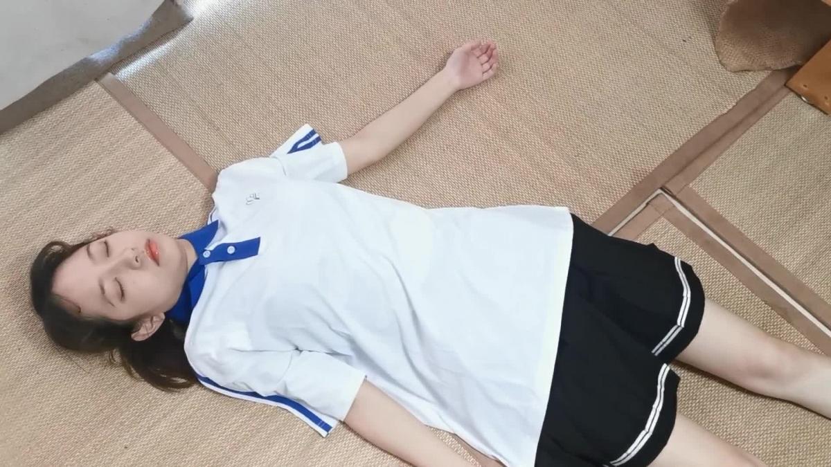 奥特曼也很酷定拍-昏迷的珊珊 感谢奥特曼工作室，老哥QQ：1950896882<br>珊珊很漂亮，身材也很不错<br>男主回到家中，发现女朋友珊珊神秘地昏倒在地，于是男主对女孩进行欣赏和摆弄，可爱的珊珊就像睡美人一样<br>喜欢迷晕摆弄剧情的朋友们可以多多支持奥特曼哦！