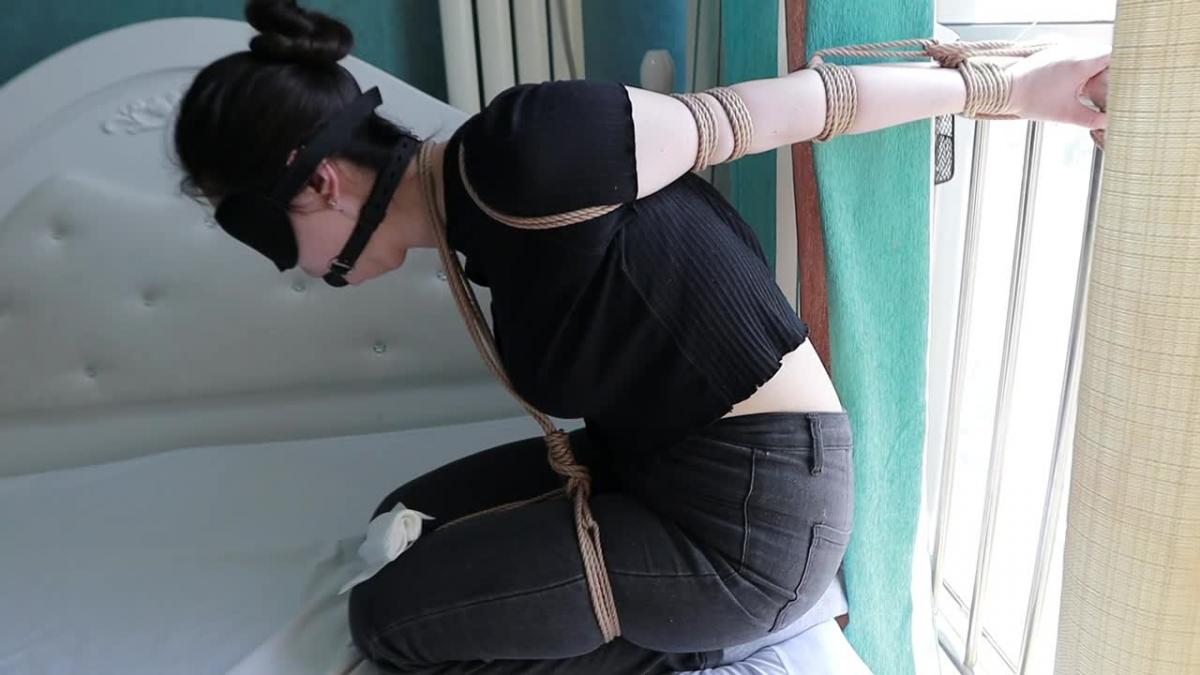 长颜草定拍：大胸美女超紧直臂口球放置 保管库为压缩后视频，百度云为4k高清不需下载，长颜草定拍：大胸美女超紧直臂口球放置，一个星期前的定拍，刚开始设想开始的内容还有勒胸和股绳拉扯，因为拍的时间比较急，省去了，本人喜欢这种丰满且有肉一点，各位同好如果有好的建议和想法可以联系我，如果大家喜欢的话会继续定拍下去，谢谢支持。<span style='color:#b0b0b0;'>[隐藏文字，购买后可见]</span>