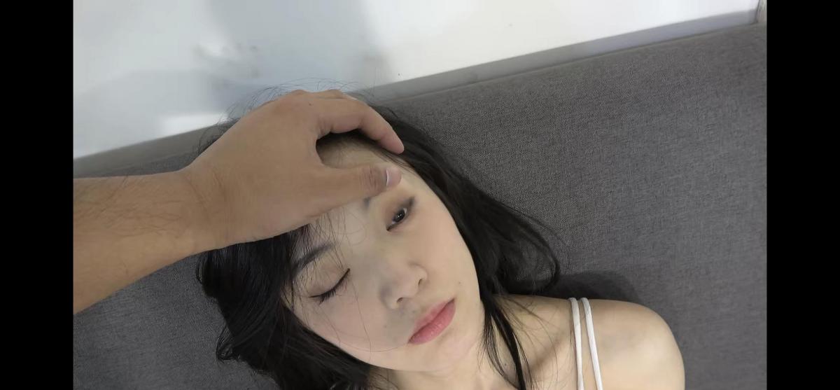 美束映画定拍-听话的小狐狸 美束映画工作室定拍。<br>剧情如下：女主坐在沙发上玩手机（镜头近距离给女主身材特写，尤其是腿部，足部），过了一会有人敲门，发现是送外卖的小哥。小哥一看女主长的漂亮，便产生了邪恶的想法。在女主接过外卖的时候，男主突然冲进屋子里，迅速地关上门。女主惊恐地叫道：“你要干什么？”男主邪恶地笑道：“小姑娘，你长的真好看，陪我玩玩吧。”说着，便一直推搡着女主，把她推倒到沙发上。女主拼命挣扎，依然不能挣脱。男主见女主不配合自己，便恼羞成怒，拼命地用手捂住女主的鼻子和嘴巴，让她透不过气来。渐渐的，柔弱的女主停止了挣扎，陷入了昏迷。男主停了下来，推了推女主，见她没有反应，又用手试了一下她的呼吸和脖子以及手腕的脉搏，发现她还活着，只是晕了过去。男主高兴的说道：“小姑娘真柔弱，这么容易就昏过去了。”然后他将若女主让女主的身子歪倒在沙发上，双脚在地上。男主说：“小姑娘我给你换双鞋子吧”然后温柔地帮女主换上高跟鞋，并且整理好鞋子。随后男主离开镜头欣赏女主（此刻镜头贴近，将女主从头到脚拍一遍 一分钟左右。）然后男主掀开女主的眼皮，发现她双目无神，眼球上翻，显然已经失去了意识。（近距离，基本上镜头中只有脸）男主笑道：“看来你起码过个两小时才会醒过来”（镜头近距离拍女主的脸，要求她的脸占屏幕的大部分。）男主又反复掀开她的眼皮，让她看上去在眨眼睛。最后男主使劲地撑开女主的眼皮，松开手，她的双眼居然还睁着没有闭上，看上去目光呆滞，像是在发呆。（对着脸持续十秒钟特写）然后，男主用手将女主的眼皮合上，说道：“你就好好睡一觉吧，哈哈哈。”然后，男主便摩挲起女主的双手，赞叹不已，然后又抚摸她的双腿和双脚。然后拉起她的双手做自由落体，但是女主还是昏迷不醒。男主又坐在沙发上，把女主搂到自己怀里，让她坐在自己的腿上，开始摆弄她软绵绵的身体和双手，非常快活。然后，男主调转女孩的身体，让她的头枕在自己的腿上，身体躺在沙发上。男主拍打着女主的脸，又不停的掀开她的眼睛，亲吻她的双手。玩够了，男主又拿起女主的手指解开了她的手机锁屏，把女主搂到自己怀里拍了几张照片。随后，男主又让女主的双手叠放在胸前，平躺在沙发上给她拍照（镜头给女主特写两分钟左右）然后，男主又把女孩放在一张椅子上瘫坐着 （镜头特写两到三分钟）然后，男主又翻开女孩的眼睛，用双手撑着女孩的眼皮，镜头定格几秒后，男主松手，女主的眼睛自动闭上。（镜头特写全身两到三分钟，期间有女孩脸部近距离特写十秒左右，），然后，男主便把女主扛到自己肩上，把她扛到卧室，放到床上。男主又掀了几下她的眼皮，玩弄了一番她的双手和双腿，然后让她平躺在床上。