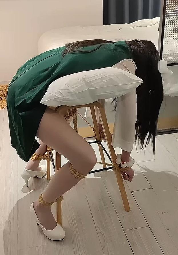 [cosplay]药指 伪娘椅上趴缚固定/驷马堵嘴 抚摸震动TK S：我<br>M：Dy<br><br>第一段肉丝；第二段白丝<br>绑法玩法如标题，还塞了个TD<br><br>视频序号：37