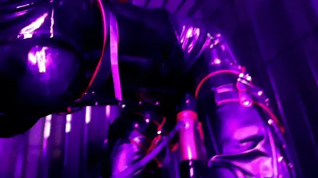 【面具男】《强制雌坠训练基地》自动化胶衣皮具强制拘束慕狗伪娘雌坠计划1，自动伸缩真空榨汁雌坠挤压机器，通过无尽地循环榨汁刺激，不停地给慕狗洗脑，崔情，胶衣皮具强制拘束狗笼绝望放置。女声伪娘jiojio 重新编辑！！欢迎来到《强制雌坠训练基地》，这里将会被送来许多富家不听话的小伪娘，小药娘，不听家人劝阻，那只好满足变性的计划了！但是！必须变性得彻底，不许反悔，强制雌坠！<br>这次送来的是一个喜欢胶衣的恋物癖小伪娘！家人实在是没有办法，只能送过来，说让他尝试一下被强制雌坠的滋味，没准还可以治疗。<br>呵呵，那我自然是收下了。喜欢胶衣，那就从当个嫂慕狗开始吧！以后的生活只能像狗狗一样在地上爬行了，自己的不可能逃脱身上的拘束的。<br>为了治理刚到这里，必须让他适应一下，直接丢到狗笼里面，用最为激烈的【自动伸缩真空榨汁雌坠挤压机器】进行强制榨取，身上的铁链强制他仰着头，身体被固定着，只能翘着臀部，摇着腰部。挣脱这个机器，但是是不可能的，那是真空吸附，无论如何都甩不掉它的，只能乖乖呜呜呜地呻吟着娇嗔着，恨不得马上逃离这个地狱笼子。<br><br>接着不知道GC了多少次之后，给他适应一下后面，按上尾巴，这下真的变成狗狗了。但是尾巴是带着震震功能的哦，呵呵，会刺激前列线那里的，就算前面不榨，也会因为刺激而出水哦~<br>最后用上AV加强震棒再加上套，直接固定那他最敏感的部位给他按摩休息，把积攒的汁液都榨取出来，一直到昏过去为止~丢在笼子里面，等待着身体的回复，接着下一次榨汁会在半小时后启动开启，（除非停电）否则轮回一直持续到他完全雌坠。<br><br>S的QQ1557709549 M的qq395444694<br>诚招能来天津或者方便我过去的绳模，女M CD都可以，男M等都也可以约玩体验。吊架等基本道具都有.<br>每一张截图都是动图可以慢慢看<br>网盘下载解压后在本地只要点击文件的重命名然后加上.mp4