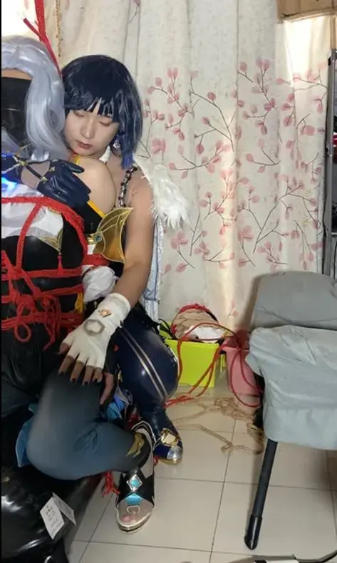 预告-【H-宁 16】夜阑&申鹤的SM玩耍  cos向（双伪娘） 欸嘿~和小灵的双人cos哟，可惜这次化妆没化好，正片应该会遮住脸，呜呜呜<br>上：夜阑（小宁）当S玩弄申鹤（灵），红绳捆绑还原剧情。zdb踩脸调教，假[X_X]后入，（这个衣服开的档有点小，好多玩法都做不了，呜呜呜）<br>下：当然是人家当M咯，用上了新买的铁链，沉甸甸的铁链挂身上一下子感觉就上来了，因为上一部时吃了颗小药丸，Y得不行，被小灵摸摸就发情惹，被抱住用zdb玩弄，剧痛！！！但有点刺激，不一会就哭惹，太丢人了甚至不想发了，以后还怎么做S！，射出来得牛奶还被喂进嘴里吃了下去，aaaaaaaa<br>ps，被[X_X]玩哭还去亲S真的好羞耻啊！！！<br>想成为视频主角咩，欢迎咨询哟<br>坐标江苏常州<br><span style='color:#b0b0b0;'>[隐藏文字，购买后可见]</span>