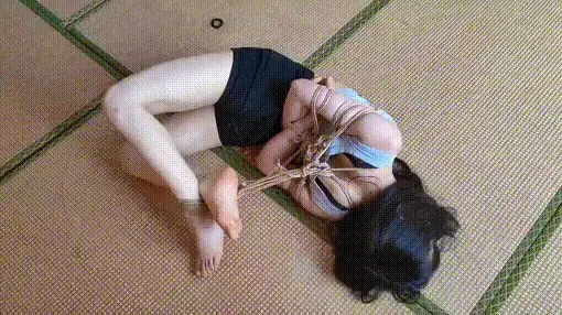 小美女极限驷马挑战（补发） 朋友们，这个是前段时间上传过的作品，有同好反应被和谐无法下载，今天重新上传一次，已经购买过的朋友们不要购买重复了。谢谢支持！，小美女极限驷马。视频解压密码：chuxin  。<br>一绳所爱绳艺体验店面向全国爱好者开放，本店提供绳艺捆绑模特服务、体验女绳师捆绑服务、体验长时间囚禁服务、绳艺教学培训、绳艺交流会、场地出租、专业麻绳销售，原创视频套图销售、作品私人定制、模特原味丝袜出售等，另外本店招募同好合作伙伴。微信：351552501初心