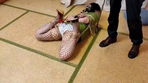 姜晓岚鱼网袜驷马 丰满的姜小岚，内裤渔网袜，胸缚驷马紧缚，绑头发，口球堵嘴，鞭打踩踏，舔鞋。视频解压密码：chuxin<br>一绳所爱绳艺体验店面向全国爱好者开放，本店提供绳艺捆绑模特服务、体验女绳师捆绑服务、体验长时间囚禁服务、绳艺教学培训、绳艺交流会、场地出租、专业麻绳销售，原创视频套图销售、作品私人定制、模特原味丝袜出售等，另外本店招募同好合作伙伴。微信：351552501初心