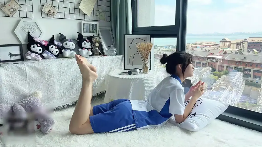 【觅芙少女】NO.2怀念18岁的校服与蝉鸣交织的夏天 【觅芙少女】NO.2怀念18岁的校服与蝉鸣交织的夏天<br>原创作者：觅芙少女（原觅芙摄影）<br>清纯美女穿着校服展示白嫩的美足，脚丫看起来非常水嫩，口感应该不错