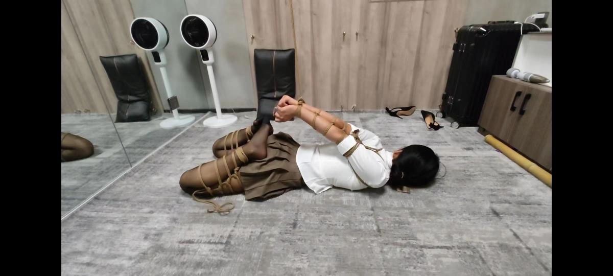 新模试镜 欧式驷马，柔韧性超好 新模特小赢试镜，小赢刚刚大学毕业，是一名主播，在直播间认识，也喜欢绳艺，这是第一次来工作室试镜，没想到小赢柔韧性超好，接下来会发关于她如何从一个绳模慢慢变成一个m的过程，定拍联系QQ1642384671  解压密码h123456