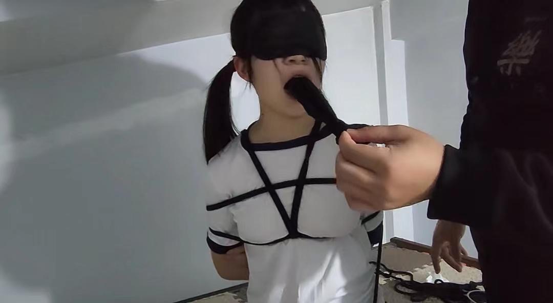 【娜绳工作室】【青柠】QNKB-49下 ←一天，正在路上走的青柠突然被路上叫下问路，但是几乎都知道，问路是不会有好事的青柠被一掌拍晕抱进了一个密闭的房间。原来是绑架！被塞了绑架者的臭袜子进嘴里封了起来的青柠，腿被折叠捆绑，脚趾被拉开扯到两边，屁股上和脚上戴上了电击贴片刺激青柠全身，屁股上戴上了肛钩，肛钩上的链子扯到了脖子上的项圈，使得青柠不得不抬头控制呼吸，要不然会被项圈[X_X]。这样其实还不过瘾，绑架的人又把丝袜剪开进行特殊教育，这些加在一起足足折磨了50分钟<br><br>全剧终<br>→→→购买视频的且需要无水印的看官请私聊我，我会在第一时间答复并给您发送此视频的超清臻享无水印版←←←<br>↓ ↓ ↓ ↓ ↓ ↓ ↓ ↓ ↓ ↓<br>✅主页：https://www.linzijun.app/@nashenggzs<br>✅QQ：642462518<br>✅微信：Nashengliaokao<br>✅推：@NashengQN<br>↓ ↓ ↓ ↓ ↓ ↓ ↓ ↓ ↓ ↓<br>➡需要定拍的可发私信跟我沟通你的大概想法，确定需要定拍留下QQ我加你详聊商谈，有兴趣洽谈合作女绳模的私信留下QQ，看到会加你联系<br>有兴趣的朋友也可以提供服装以便于视频拍摄<br><span style='color:#b0b0b0;'>[隐藏文字，购买后可见]</span>
