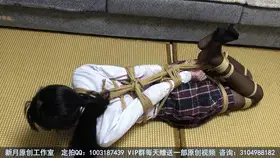 【新月原创】【红豆】黑丝JK驷马 强制捆绑到很累之后 再故意绑得更紧的话 女孩是什么真实反应 【新月工作室】定拍交流QQ：1003187439 备用2936094312<br>【出原味妹子】3104988182 小洛（红豆）2389316626 玉箫 3451471253 佳怡 2952715351 晴儿<br>约绑攻略有售直接滴QQ：3104988182！！！本工作室正式启动会员优惠折扣方案，请有兴趣的同好加客服Q：3104988182详询<br>没有什么剧情，但是是接着这个视频拍摄的 【红豆】剧情片 定拍黑丝JK股绳少女的逃脱失败后 被吊绑 棒子狠狠折磨 https://www.smlsy.com/video_detail.php?id=270985<br>吊绑完，强G之后，豆子已经很疲惫了，一般这个时候，我都是很心疼的放人，可是今天，我有点忍不住想看看她会如何，所以我把她取掉了玩具，从架子上解下之后，马上把她摁在地上，绑紧手脚绳子，加固好，一个驷马连起！被蒙眼封嘴的豆子猝不及防，加上平时我也经常这样开玩笑，她也没办法抵抗，所以我继续把她绑了个结结实实，她本来就已经到极限了，现在在被绑成这样，她的真实反应是如何的呢？