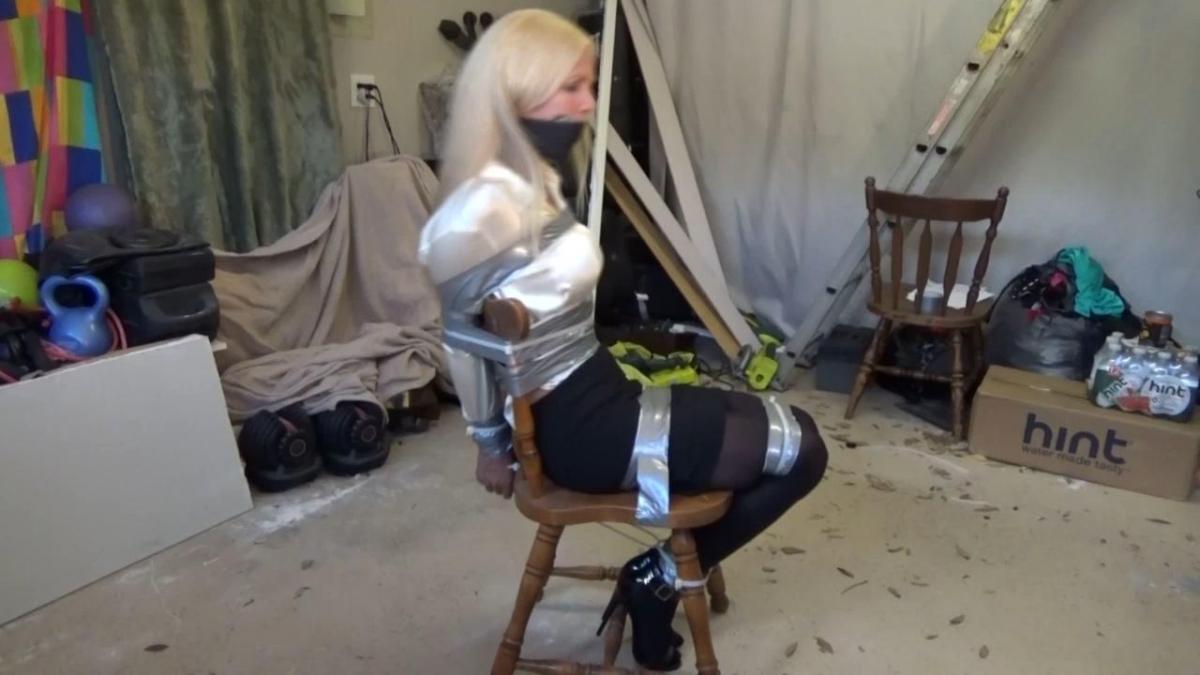 STUDENT FANTASY TEACHER BOUND GAGGED AND GROPED 丰满的金发MILF Amanda Fox质问她的一名学生，说他在课堂上分心了。他似乎无法集中精力学习，她问他问题出在哪里。他承认自己一直在做白日梦，想把她绑起来，塞住嘴，所以这位漂亮的老师决定让他实现自己的幻想，这样他就可以把它从自己的系统中解脱出来，重新投入到学校工作中。接下来的一幕是阿曼达残忍地用胶带绑在车库的椅子上。她挣扎了十多分钟，呻吟着，环顾四周，等待他回来。门打开了，他走近了她，但他不是来不把可怜无助的阿曼达从束缚中释放出来的Busty blonde MILF Amanda Fox confronts one of her students about his distraction in class.  It seems he isn't able to concentrate on his studies and she asks him what the problem is.  He admits he's been daydreaming about having her tied up and gagged so the pretty teacher decides to let him live out his fantasy so that he can get it out of his system and recommit to school work.  Next scene is Amanda brutally taped and zip tied down in a chair in the garage.  She struggles furiously for over ten minutes moaning and looking around waiting for him to return.  The door opens and he approaches her, but he's not here not to release poor helpless Amanda from her bondage