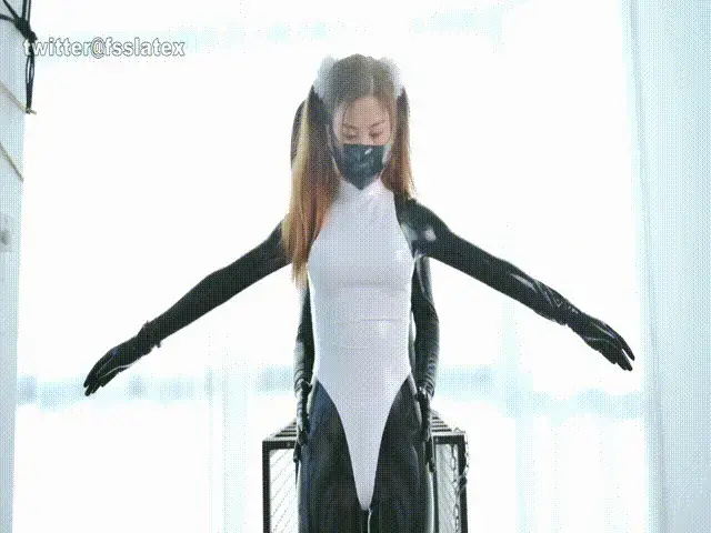【FSS]Dove小姐姐的百合紧身拘束衣4层头套窒吸游戏 女虐女 四层极限ZX 强高BP 乳胶紧身衣 白色泳衣 拘束衣 zentai头套 透明头套 皮革头套 拘束带拘束  更多精彩请关注我 这套是我超级喜欢的黑白配系列 将DOVE小姐姐涂好油 并穿上白色拘束衣，用皮带紧紧扎在铁笼上，先用棒棒喂个半饱。之后，先套上一层黑色zentai 头套，似乎毫无反应，那就再加一层，依然不怵。嘿嘿，那就再套上一层白色皮革头套，这个时候，已经呼吸困难了。再套上一层透明乳胶头套。DOVE开始发出杀猪一般的惨觉。视觉和听觉上都很过瘾。