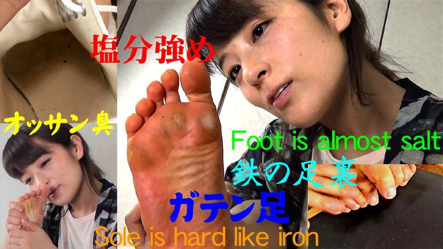 仕事帰りムレムレ足のにおい 12 ・ちはる　33歳　158cm　23cm[6(US) 36(EU)]<br><br>・劇団員　Theatrical group member<br>（いぜんは歯科助手でしたが辞めてお芝居の道へすすみました）<br><br>・鉄の足裏<br>足裏だけをみたら、まるで建設現場ではたらくオッサンのよう<br>汚れていて、汗臭く、タコだらけでゴツゴツしている<br><br>・中敷きよごれ<br>木綿なのでよごれがつきやすく、クリア<br>バイト（駅前でのビラ配り）で１日中履いている<br><br>・平均的な垢<br>きたない足のわりには量はそれほどでもありませんでした<br>ただおどろくほど真っ白な垢がいくつか取れました<br><br>・顔と足のギャップ<br>少女の顔にオッサンの足というギャップがいい<br>（足型は日本人型ではなくスラリとした欧米型）<br>・小春33岁158cm23cm[6]（US）36（EU）]<br>・剧团成员Theatrical group member<br>（以前是牙科助手，辞职后走上了演戏的道路）<br>・铁的脚掌<br>只看脚掌，就像是在建设现场的大叔一样<br>脏了，汗臭，满是章鱼，咕嘟咕嘟的<br>・中铺弄脏<br>因为是木棉所以容易弄脏，清除<br>打工（在车站前发传单）一整天都在穿<br>・平均污垢<br>虽然脚很脏，但量并不是很大<br>只是掉了几个令人吃惊的雪白的污垢<br>・脸和脚的差距<br>少女的脸上有大叔的脚这个反差很好<br>（脚型不是日本人型，而是苗条的欧美型）<br>脚底很硬。<br>它有很多愈伤组织。<br>她的脚就像农场工人的脚。<br>袜子闻起来有潮湿的衣物和出汗的脚的味道。<br>这是一种发霉的咸味。<br>这是一双干净的运动鞋，但鞋垫很脏。<br>她每天都穿那双鞋。