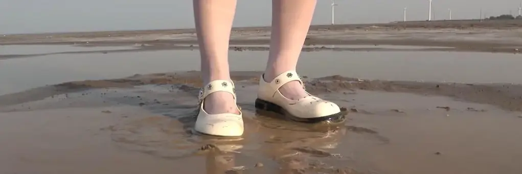 小馨在海边玩水，超薄款白丝和小白皮鞋愉快的踩泥玩水体验 视频为阿里云盘链接，如果您在海外且不能使用请加绵羊Q1217330072，我会给你发送文件或者百度，因为百度大概率和谐导致很麻烦，同时也建议妖狐的管理员优化链接选项。增加阿里云链接