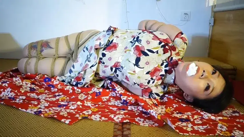 旗袍嫣儿指缚五花 多股绑腿驷马 白袜堵嘴 嫣儿一部充满肉感的纯捆绑大作，身穿旗袍肉丝的古风嫣儿，上身五花后高手 交叉拇指缚，下身多股绳并腿缚 股绳T裤，驷马连起身体，白袜堵嘴丝巾蒙面，配上嫣儿可怜兮兮的演绎，一部元素拉满的fetish作品。