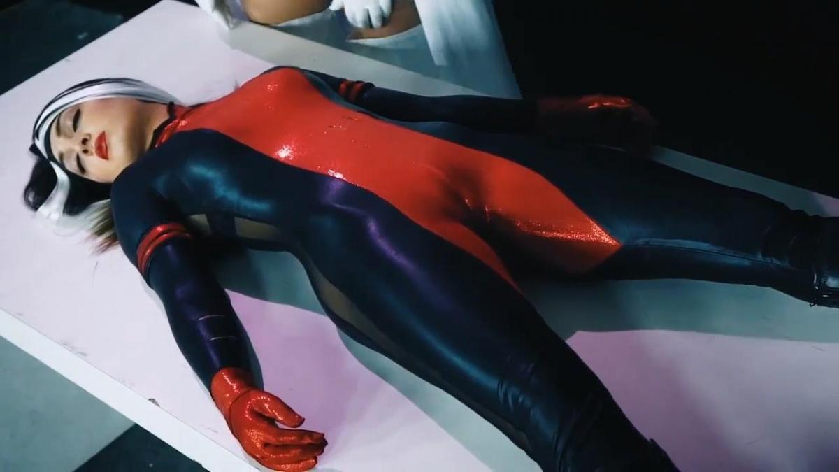 Superheroine Defeted Superheroine Defeted<br>两位女超人之间的斗争。<br>最后出现两个男人.<br>具体的看介绍内的介入吧