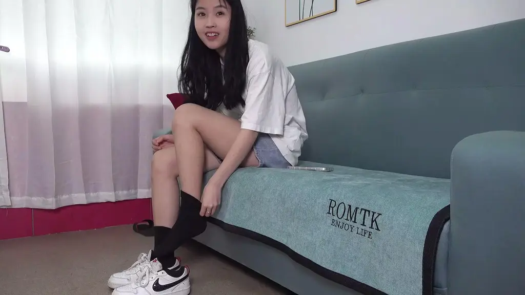 大美女秀婷脱掉鞋袜展示36码小嫩脚 大美女秀婷脱掉鞋袜展示36码小嫩脚<br>原创作者：aapary模拍<br>美女秀婷穿着运动鞋搭配黑色棉袜展示美足美腿，小脚丫非常嫩<br>