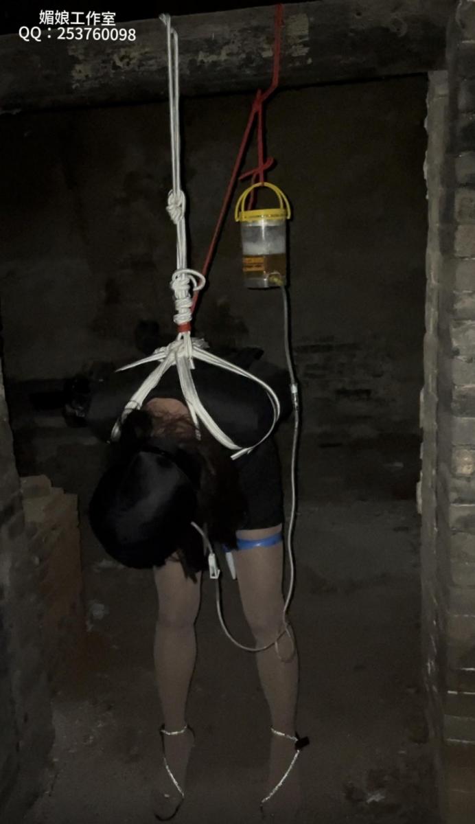 荒村调教2 媚娘工作室<br>高跟 肉丝捆绑 假Y具 灌肠桶<br>把M绑好，身前挂上灯，走到哪里都是亮点<br>然后在荒废的倒塌的房屋找地方<br>晚上12点后，在这样的环境下，我和M内心都是很害怕<br>不过比较刺激，兴奋<br>然后在一个老房屋里掉到门框上，嘴里塞上东西<br>然后黄黄的东西往嘴里灌，让M一直漱口<br>还有很多地方没有转到，接下来就会在这里拍摄<br>有想法的粉丝可以提出宝贵合理的玩法建议<br>业务咨询：253760098