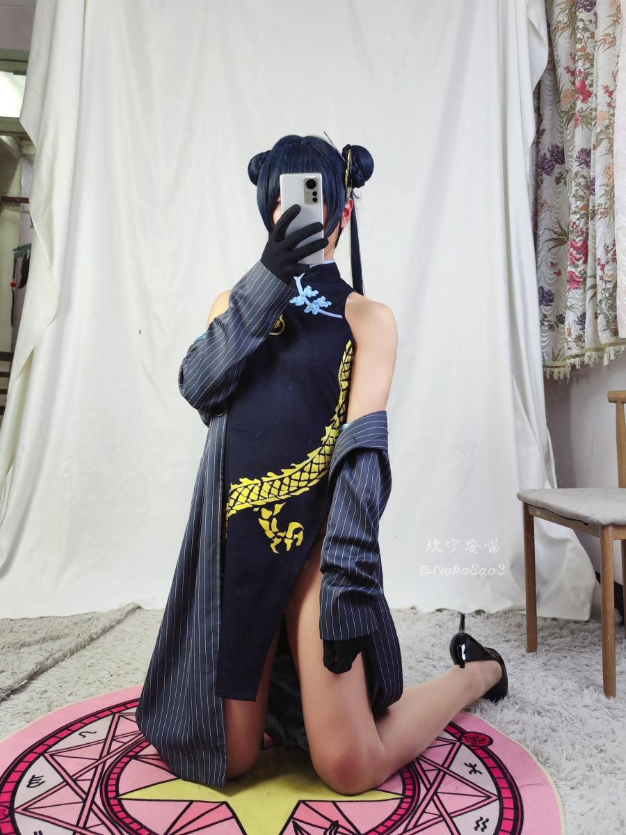 [坎喵]COS-绝望的自缚-妃咲后手直臂悬吊自缚 哈喽，这里是坎喵，是个努力想要变可爱的男孩子~<br>这次是一次自缚，经典动作，但是换了个场景和起吊方式~<br>服装是最近比较火的碧蓝档案中华风旗袍萝莉妃咲，只能说这个角色完全长在我的XP上了~后手直臂 上半身悬吊 眼罩蒙眼 马具口枷强制开口 训练器强高，手和马具口枷相连，强迫抬头~<br>前25分钟为完整的自缚和起吊过程，根据一些看官的意见舍弃了交替剪辑，改为双机位的两段录像完整放出，希望看得习惯~如果有意见和建议欢迎评论或者私信提出，我都会认真考虑的~<br>中后段分别有全穿高跟鞋和全蹬掉的片段，满足不同看官的需求~<br>网盘传源文件会挂，所以传了压缩包，如果可以尽量用林子的保管库下载吧<br>另外推特和林子同名，ID @NekoSao3，会不定时更新瑟图和小视频，欢迎关注~<br>随缘接定拍，有需求的客官可以林子站内信或推特私信联系~<br><span style='color:#b0b0b0;'>[隐藏文字，购买后可见]</span>