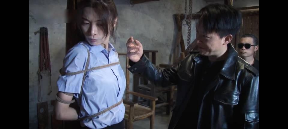  怀旧影视虎口脱险上部 2023年新版，女演员真真出演<br>王静是某地一名女侦探，某天他接到消息，某贩毒集团头<br>目杨某近日要在某个场所进行毒品交易,于<br>是王静主动请缨，前去抓捕，没想途中<br>发生了意外，故事就此展开<br>这是上部！