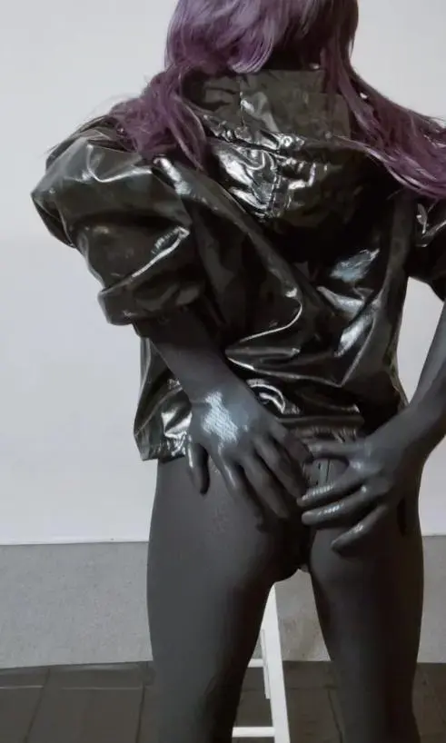 黑曼巴全包zentai 咋惊 接上次，拍了几个视频因为遇到一些问题。。<br>这次来玩玩黑曼巴zentai，这个材质非常素材，外面摸上去手感好棒，里面也是有点厚的感觉，但又不是很厚。。我非常喜欢这次，穿上不久就会发情控制不住自己。<br>可能因为材质出货的时候，并没有看到漏了多少。