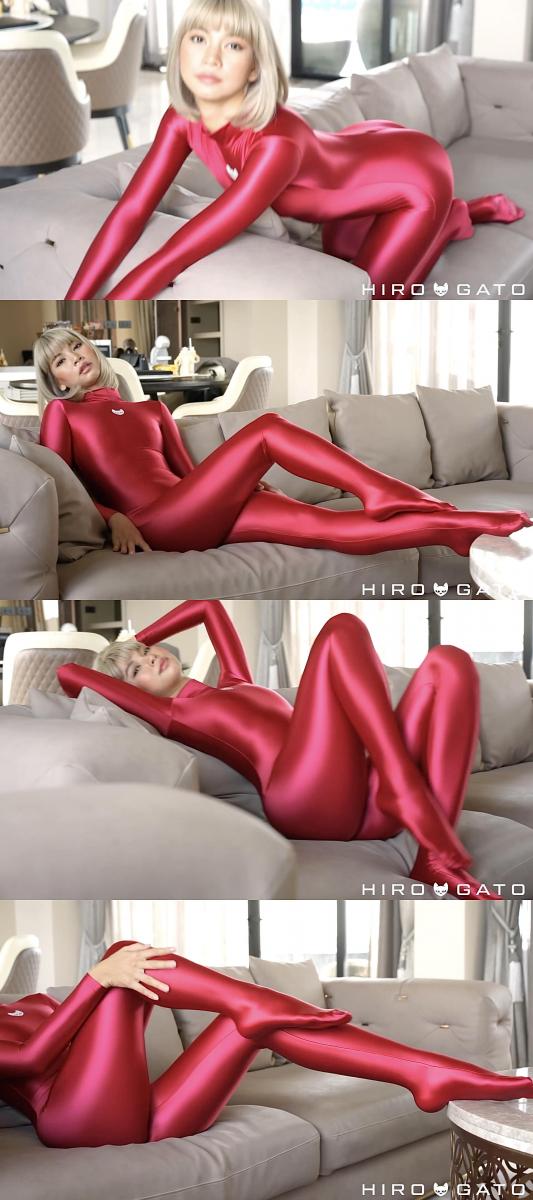 2022-09-23 Rei in Satin Spandex Catsuit 攒了一年的Hiro Gato系列，这几天集中更一下，让大家久等了。<br>期间会刷屏，给大家造成的不便请谅解。<br><br>这个宝藏写真系列，懂的都懂，专拍 zentai   体操服   丝袜 的。<br>衣服材质是相当的棒。<br>拍摄的手法也很干净很清爽。<br>出镜的女孩们都超级赞。<br><br>强推Rei和Muay这两位模特。<br>Rei很甜很灵动，Rei的体操服 丝袜是一绝。<br>Muay很御身材好，Muay的zentai是一绝。<br><br>女孩们身穿各种丝滑的紧身衣物，或是摆出pose，或是随意扭动，或是抚摸自己。<br>每一部看完了都会让人觉得很舒服，越看越有味道。<br>清爽，赏心悦目的同时，又可以当成L管神片来用。<br>整个系列很具有收藏意义，欢迎大家挑喜欢的冲起。<br><br><br><br>说明：<br>这个系列的视频真的很难搞，今年比去年更难搞。大家且看且珍惜。<br>网站视频是加密嵌入的，要专门的下载器。<br>之前的下载器全都不好用了，找了好久才找到能用的下载器。<br>下载下来的视频又没有背景音乐，我又在保证画质无损的情况下，挨个视频剪辑加了背景音乐。<br>5分钟以下金币福利。<br>5-6分钟的全部1钻。<br>6分钟以上不超过2钻。<br>比去年是贵了点，但是这个系列真的基本不赚钱，纯白忙活，赚瓶可乐喝喝。<br>还请大家多多理解，多多支持，感激不尽。