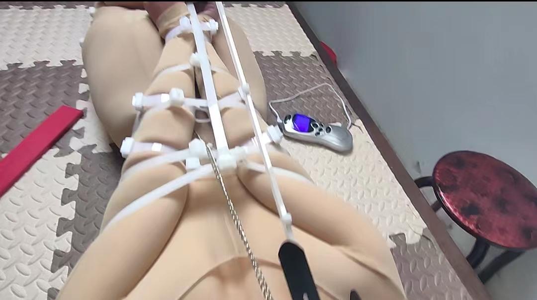 【娜绳工作室】【青柠】QNZD-44全 ←又一次体验扎带的青柠，这次的装备更加的多，也更有体验感。全身肉色连体丝袜搭配着乳贴，给人一种令人宰割的感觉，慢慢被扎带捆绑起来的青柠妹子，在屁股上和胸上带着电击贴片，下半身扎带从大腿根武装到了脚趾，上半身从胸部武装到了大拇指。穿戴好后又加了个一个肛钩连着口球，每每往下低头时都会扯到屁股，在电击的途中首次尝试了给假的弟弟口，虽说技术不行，但是可以慢慢练习。解开扎带以后满身的束缚感另青柠躺在床上久久不能动身。<br><br>→→→购买视频的且需要无水印的看官请私聊我，我会在第一时间答复并给您发送此视频的超清臻享无水印版←←←<br>↓   ↓   ↓   ↓   ↓   ↓   ↓   ↓   ↓   ↓   <br>✅主页：https://www.linzijun.app/@nashenggzs<br>✅QQ：642462518<br>✅微信：Nashengliaokao<br>✅推：@NashengQN<br>↓   ↓   ↓   ↓   ↓   ↓   ↓   ↓   ↓   ↓   <br>➡需要定拍的可发私信跟我沟通你的大概想法，确定需要定拍留下QQ我加你详聊商谈，有兴趣洽谈合作女绳模的私信留下QQ，看到会加你联系<br>有兴趣的朋友也可以提供服装以便于视频拍摄<br><span style='color:#b0b0b0;'>[隐藏文字，购买后可见]</span>