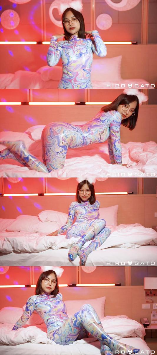 2022-12-20 Ploy in Psytique Metallic Catsuit 攒了一年的Hiro Gato系列，这几天集中更一下，让大家久等了。<br>期间会刷屏，给大家造成的不便请谅解。<br><br>这个宝藏写真系列，懂的都懂，专拍 zentai   体操服   丝袜 的。<br>衣服材质是相当的棒。<br>拍摄的手法也很干净很清爽。<br>出镜的女孩们都超级赞。<br><br>强推Rei和Muay这两位模特。<br>Rei很甜很灵动，Rei的体操服 丝袜是一绝。<br>Muay很御身材好，Muay的zentai是一绝。<br><br>女孩们身穿各种丝滑的紧身衣物，或是摆出pose，或是随意扭动，或是抚摸自己。<br>每一部看完了都会让人觉得很舒服，越看越有味道。<br>清爽，赏心悦目的同时，又可以当成L管神片来用。<br>整个系列很具有收藏意义，欢迎大家挑喜欢的冲起。<br><br><br><br>说明：<br>这个系列的视频真的很难搞，今年比去年更难搞。大家且看且珍惜。<br>网站视频是加密嵌入的，要专门的下载器。<br>之前的下载器全都不好用了，找了好久才找到能用的下载器。<br>下载下来的视频又没有背景音乐，我又在保证画质无损的情况下，挨个视频剪辑加了背景音乐。<br>5分钟以下金币福利。<br>5-6分钟的全部1钻。<br>6分钟以上不超过2钻。<br>比去年是贵了点，但是这个系列真的基本不赚钱，纯白忙活，赚瓶可乐喝喝。<br>还请大家多多理解，多多支持，感激不尽。