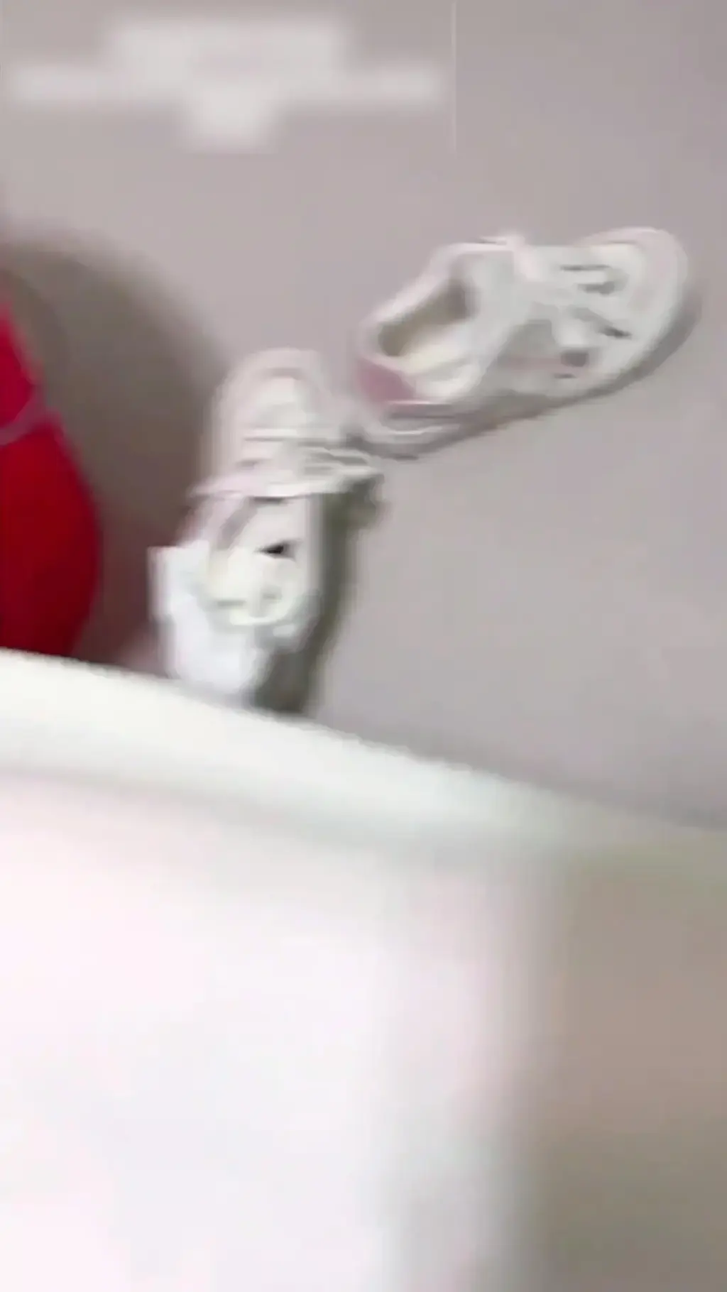 【重磅】足控表哥趁妹妹玩游戏舔裸足，尺度按摩！ 【重磅】足控表哥趁妹妹玩游戏舔裸足，尺度按摩！<br>原创作者：XZ学长工作室<br>自从上次灌醉表妹玩脚之后，我每次看到妹光着脚我心里蠢蠢欲动。这次妹妹又来到我家，趁她打游戏的注意力并不是那么集中，光明正大地玩表妹的脚，如果发现了就顺便试探一下她的态度。