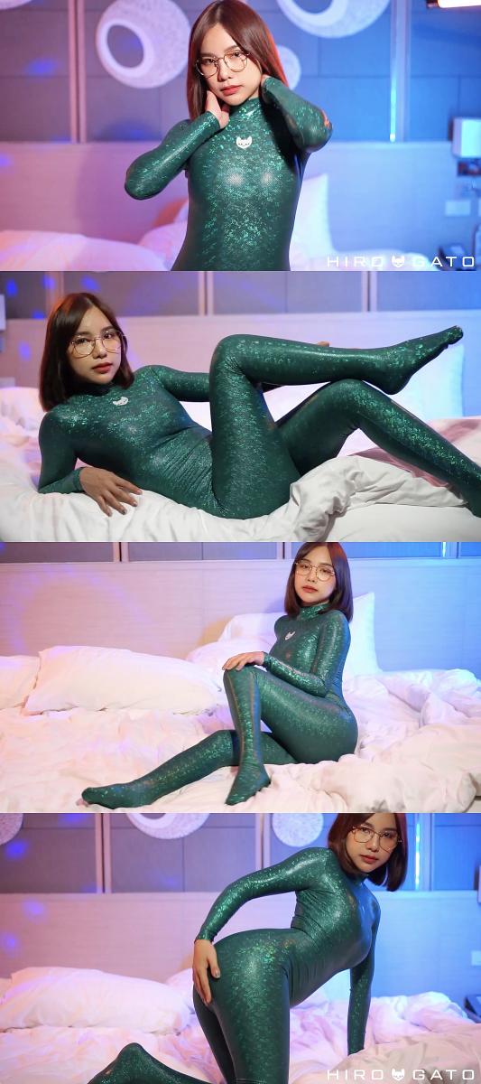 2023-01-19 Ploy in Green Shattered Glass Catsuit 攒了一年的Hiro Gato系列，这几天集中更一下，让大家久等了。<br>期间会刷屏，给大家造成的不便请谅解。<br><br>这个宝藏写真系列，懂的都懂，专拍 zentai   体操服   丝袜 的。<br>衣服材质是相当的棒。<br>拍摄的手法也很干净很清爽。<br>出镜的女孩们都超级赞。<br><br>强推Rei和Muay这两位模特。<br>Rei很甜很灵动，Rei的体操服 丝袜是一绝。<br>Muay很御身材好，Muay的zentai是一绝。<br><br>女孩们身穿各种丝滑的紧身衣物，或是摆出pose，或是随意扭动，或是抚摸自己。<br>每一部看完了都会让人觉得很舒服，越看越有味道。<br>清爽，赏心悦目的同时，又可以当成L管神片来用。<br>整个系列很具有收藏意义，欢迎大家挑喜欢的冲起。<br><br><br><br>说明：<br>这个系列的视频真的很难搞，今年比去年更难搞。大家且看且珍惜。<br>网站视频是加密嵌入的，要专门的下载器。<br>之前的下载器全都不好用了，找了好久才找到能用的下载器。<br>下载下来的视频又没有背景音乐，我又在保证画质无损的情况下，挨个视频剪辑加了背景音乐。<br>5分钟以下金币福利。<br>5-6分钟的全部1钻。<br>6分钟以上不超过2钻。<br>比去年是贵了点，但是这个系列真的基本不赚钱，纯白忙活，赚瓶可乐喝喝。<br>还请大家多多理解，多多支持，感激不尽。