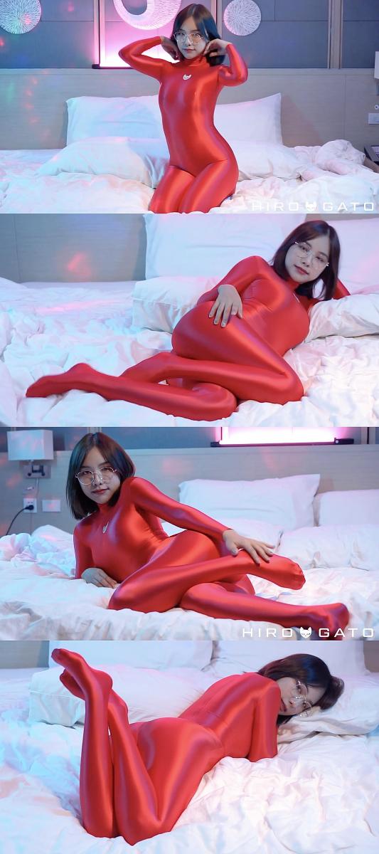 2023-01-27 Ploy in Red Satin Spandex 攒了一年的Hiro Gato系列，这几天集中更一下，让大家久等了。<br>期间会刷屏，给大家造成的不便请谅解。<br><br>这个宝藏写真系列，懂的都懂，专拍 zentai   体操服   丝袜 的。<br>衣服材质是相当的棒。<br>拍摄的手法也很干净很清爽。<br>出镜的女孩们都超级赞。<br><br>强推Rei和Muay这两位模特。<br>Rei很甜很灵动，Rei的体操服 丝袜是一绝。<br>Muay很御身材好，Muay的zentai是一绝。<br><br>女孩们身穿各种丝滑的紧身衣物，或是摆出pose，或是随意扭动，或是抚摸自己。<br>每一部看完了都会让人觉得很舒服，越看越有味道。<br>清爽，赏心悦目的同时，又可以当成L管神片来用。<br>整个系列很具有收藏意义，欢迎大家挑喜欢的冲起。<br><br><br><br>说明：<br>这个系列的视频真的很难搞，今年比去年更难搞。大家且看且珍惜。<br>网站视频是加密嵌入的，要专门的下载器。<br>之前的下载器全都不好用了，找了好久才找到能用的下载器。<br>下载下来的视频又没有背景音乐，我又在保证画质无损的情况下，挨个视频剪辑加了背景音乐。<br>5分钟以下金币福利。<br>5-6分钟的全部1钻。<br>6分钟以上不超过2钻。<br>比去年是贵了点，但是这个系列真的基本不赚钱，纯白忙活，赚瓶可乐喝喝。<br>还请大家多多理解，多多支持，感激不尽。