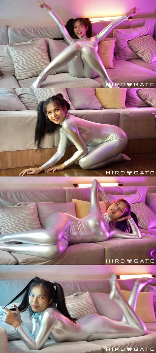 2023-03-28 Momoe in Silver Metallic Catsuit 攒了一年的Hiro Gato系列，这几天集中更一下，让大家久等了。<br>期间会刷屏，给大家造成的不便请谅解。<br><br>这个宝藏写真系列，懂的都懂，专拍 zentai   体操服   丝袜 的。<br>衣服材质是相当的棒。<br>拍摄的手法也很干净很清爽。<br>出镜的女孩们都超级赞。<br><br>强推Rei和Muay这两位模特。<br>Rei很甜很灵动，Rei的体操服 丝袜是一绝。<br>Muay很御身材好，Muay的zentai是一绝。<br><br>女孩们身穿各种丝滑的紧身衣物，或是摆出pose，或是随意扭动，或是抚摸自己。<br>每一部看完了都会让人觉得很舒服，越看越有味道。<br>清爽，赏心悦目的同时，又可以当成L管神片来用。<br>整个系列很具有收藏意义，欢迎大家挑喜欢的冲起。<br><br><br><br>说明：<br>这个系列的视频真的很难搞，今年比去年更难搞。大家且看且珍惜。<br>网站视频是加密嵌入的，要专门的下载器。<br>之前的下载器全都不好用了，找了好久才找到能用的下载器。<br>下载下来的视频又没有背景音乐，我又在保证画质无损的情况下，挨个视频剪辑加了背景音乐。<br>5分钟以下金币福利。<br>5-6分钟的全部1钻。<br>6分钟以上不超过2钻。<br>比去年是贵了点，但是这个系列真的基本不赚钱，纯白忙活，赚瓶可乐喝喝。<br>还请大家多多理解，多多支持，感激不尽。