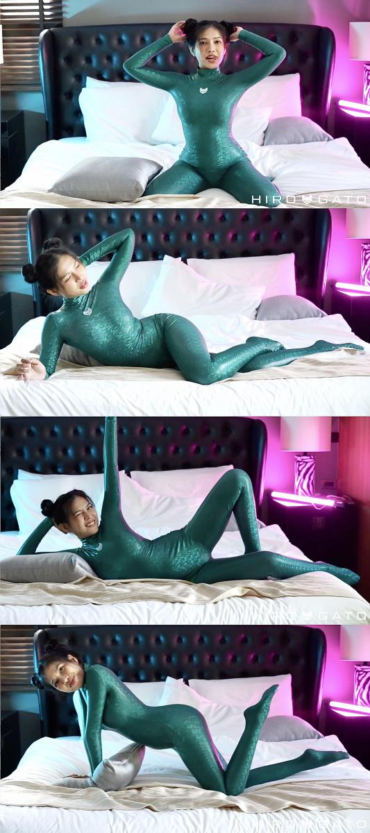 2023-04-18 Momoe in Shattered Glass Catsuit 攒了一年的Hiro Gato系列，这几天集中更一下，让大家久等了。<br>期间会刷屏，给大家造成的不便请谅解。<br><br>这个宝藏写真系列，懂的都懂，专拍 zentai   体操服   丝袜 的。<br>衣服材质是相当的棒。<br>拍摄的手法也很干净很清爽。<br>出镜的女孩们都超级赞。<br><br>强推Rei和Muay这两位模特。<br>Rei很甜很灵动，Rei的体操服 丝袜是一绝。<br>Muay很御身材好，Muay的zentai是一绝。<br><br>女孩们身穿各种丝滑的紧身衣物，或是摆出pose，或是随意扭动，或是抚摸自己。<br>每一部看完了都会让人觉得很舒服，越看越有味道。<br>清爽，赏心悦目的同时，又可以当成L管神片来用。<br>整个系列很具有收藏意义，欢迎大家挑喜欢的冲起。<br><br><br><br>说明：<br>这个系列的视频真的很难搞，今年比去年更难搞。大家且看且珍惜。<br>网站视频是加密嵌入的，要专门的下载器。<br>之前的下载器全都不好用了，找了好久才找到能用的下载器。<br>下载下来的视频又没有背景音乐，我又在保证画质无损的情况下，挨个视频剪辑加了背景音乐。<br>5分钟以下金币福利。<br>5-6分钟的全部1钻。<br>6分钟以上不超过2钻。<br>比去年是贵了点，但是这个系列真的基本不赚钱，纯白忙活，赚瓶可乐喝喝。<br>还请大家多多理解，多多支持，感激不尽。