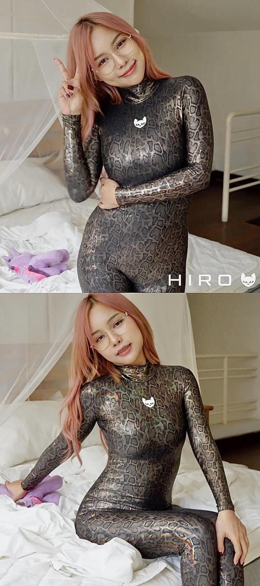 2023-04-26 Ploy in Golden Snakeskin 攒了一年的Hiro Gato系列，这几天集中更一下，让大家久等了。<br>期间会刷屏，给大家造成的不便请谅解。<br><br>这个宝藏写真系列，懂的都懂，专拍 zentai   体操服   丝袜 的。<br>衣服材质是相当的棒。<br>拍摄的手法也很干净很清爽。<br>出镜的女孩们都超级赞。<br><br>强推Rei和Muay这两位模特。<br>Rei很甜很灵动，Rei的体操服 丝袜是一绝。<br>Muay很御身材好，Muay的zentai是一绝。<br><br>女孩们身穿各种丝滑的紧身衣物，或是摆出pose，或是随意扭动，或是抚摸自己。<br>每一部看完了都会让人觉得很舒服，越看越有味道。<br>清爽，赏心悦目的同时，又可以当成L管神片来用。<br>整个系列很具有收藏意义，欢迎大家挑喜欢的冲起。<br><br><br><br>说明：<br>这个系列的视频真的很难搞，今年比去年更难搞。大家且看且珍惜。<br>网站视频是加密嵌入的，要专门的下载器。<br>之前的下载器全都不好用了，找了好久才找到能用的下载器。<br>下载下来的视频又没有背景音乐，我又在保证画质无损的情况下，挨个视频剪辑加了背景音乐。<br>5分钟以下金币福利。<br>5-6分钟的全部1钻。<br>6分钟以上不超过2钻。<br>比去年是贵了点，但是这个系列真的基本不赚钱，纯白忙活，赚瓶可乐喝喝。<br>还请大家多多理解，多多支持，感激不尽。