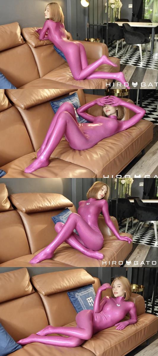 2023-05-16 Muay in Pink Sparkle Metallic 攒了一年的Hiro Gato系列，这几天集中更一下，让大家久等了。<br>期间会刷屏，给大家造成的不便请谅解。<br><br>这个宝藏写真系列，懂的都懂，专拍 zentai   体操服   丝袜 的。<br>衣服材质是相当的棒。<br>拍摄的手法也很干净很清爽。<br>出镜的女孩们都超级赞。<br><br>强推Rei和Muay这两位模特。<br>Rei很甜很灵动，Rei的体操服 丝袜是一绝。<br>Muay很御身材好，Muay的zentai是一绝。<br><br>女孩们身穿各种丝滑的紧身衣物，或是摆出pose，或是随意扭动，或是抚摸自己。<br>每一部看完了都会让人觉得很舒服，越看越有味道。<br>清爽，赏心悦目的同时，又可以当成L管神片来用。<br>整个系列很具有收藏意义，欢迎大家挑喜欢的冲起。<br><br><br><br>说明：<br>这个系列的视频真的很难搞，今年比去年更难搞。大家且看且珍惜。<br>网站视频是加密嵌入的，要专门的下载器。<br>之前的下载器全都不好用了，找了好久才找到能用的下载器。<br>下载下来的视频又没有背景音乐，我又在保证画质无损的情况下，挨个视频剪辑加了背景音乐。<br>5分钟以下金币福利。<br>5-6分钟的全部1钻。<br>6分钟以上不超过2钻。<br>比去年是贵了点，但是这个系列真的基本不赚钱，纯白忙活，赚瓶可乐喝喝。<br>还请大家多多理解，多多支持，感激不尽。
