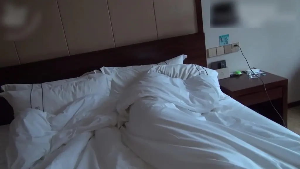 【淘汰狼原创】19岁妹子家中宿醉被撕开黑丝细细品尝嫩足 【淘汰狼原创】19岁妹子家中宿醉被撕开黑丝细细品尝嫩足<br>原创作者：淘汰狼原创<br>剧情：妹子在家中宿醉第二天早上还没醒，偷偷掀开被子发现还睡的很沉，撕开穿了一夜的黑丝细细品尝少女的嫩脚。