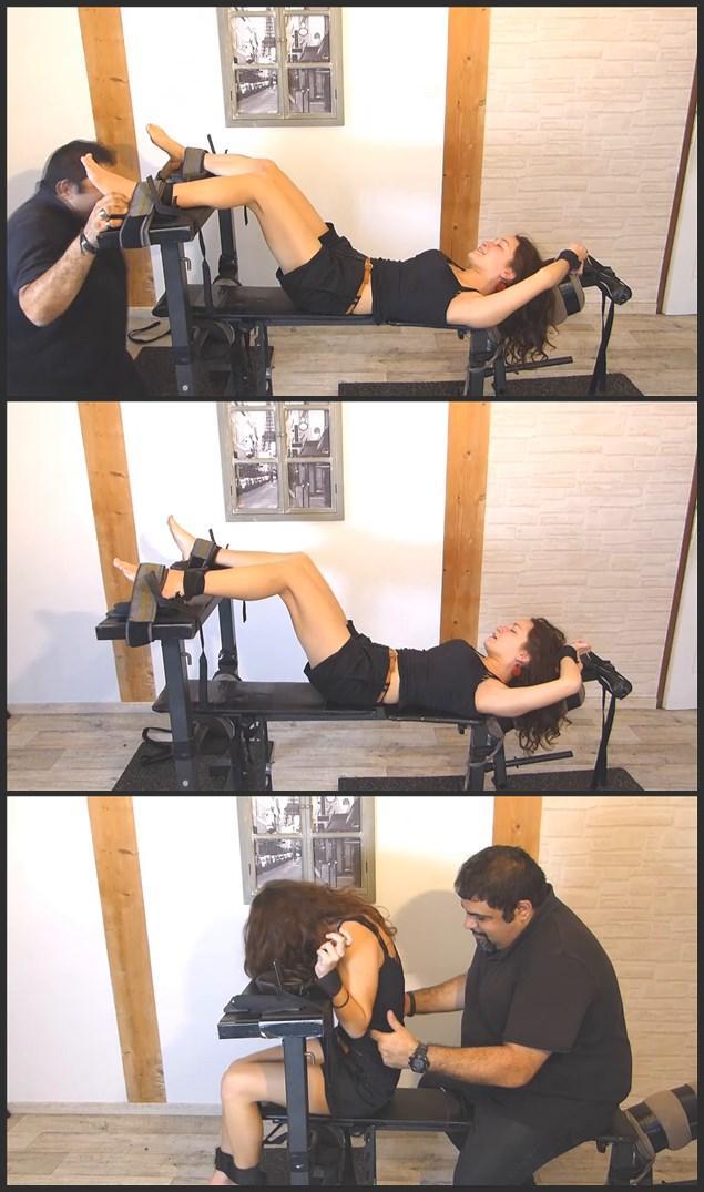  19 YEARS OLD MAXINE CAN'T STAND ONE MORE SECOND OF TICKLING - HD 19岁的玛克辛不能再忍受一秒钟的搔痒 - HD<br> <br>现在是时候让Maxine忍受她的终极搔痒惩罚，并被推到她的搔痒极限之外。<br>由于Maxine极度怕痒，而且她不能忍受太长的搔痒，所以这个片段比平时短。<br>忍受太长时间的搔痒。<br>这个片段有两个部分：<br>首先，Maxine被固定住，脚底朝天，她的脚和上半身被挠得死死的。<br>第二部分，她坐在长椅上，在她的两侧、腋下和无助的脚上被搔痒。<br>玛克辛在歇斯底里的笑声中忍受着新的无情的搔痒，我们真的不知道她是否会回来<br>我们真的不知道她将来是否会再来，因为这对她来说实在是太紧张了，但我们真的很享受她那令人难以置信的瘙痒身体。<br><br><br><br>19 YEARS OLD MAXINE CAN'T STAND ONE MORE SECOND OF TICKLING - HD<br> <br>This is now time for Maxine to endure her Ultimate Tickling Punishment and to be pushed out of her ticklish limits.<br>As the others sessions this clip is shorter than usual due to Maxine's extreme ticklishness and to the fact that she was not able<br>to endure too long tickling.<br>This clip has two part :<br>First Maxine is immobilized with her soles up and she has her deathly ticklish feet and upperbody tickled to hell.<br>For the second part she's sitting on the bench and tickled on her sides, underarms and on her helpless feet.<br>Maxine endured a new merciless tickle with explosions of hysterical laughters and we really don't know if she will return<br>in the future because it was really too intensive for her but we really have had a good time with her incredibly ticklish body.<br><br><br><br>( ps:ft )<br><br><br>