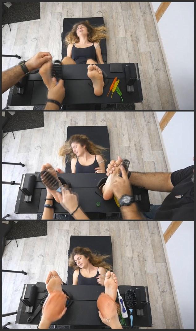 LISABETH INTRODUCED US HER BEST FRIEND'S TICKLISH SOLES - HD 莉莎白向我们介绍她最好的朋友的痒痒脚 - 高清<br> <br>几天前，Lisabeth告诉我们，她最好的朋友Diana非常怕痒，她会同意和我们一起玩耍。<br>多么奇妙的事情啊，所以我们联系了她，让她担任痒痒师。<br>和Lisabeth一样，Diana也是18岁，并在短片开始时用英文字幕做了自我介绍。<br>在这个简短的介绍之后，她就被固定住了，脚底朝天，完全任由Lisabeth摆布，而Lisabeth则迫不及待地想玩玩。<br>戴安娜发现，丽莎白对她那极度怕痒的脚特别有虐待狂，她会尽最大努力来获得最大的笑声。<br>她尽最大努力来获得最大的笑声。<br>这个片段主要是F/F搔痒，那个人向Lisabeth展示了一些技巧，教她如何做最有效的搔痒。<br>戴安娜笑了很久，当发刷、牙刷和手套在她的乳白色脚底和脚趾上运行时，她简直要爆炸了。<br>在她乳白色的脚底和脚趾上运行时，她真的爆发了。<br>这对Lisabeth来说是一个奇妙的痒痒玩具，她绝对喜欢把她的朋友痒到地狱，特别是在她非常可爱的脚下。<br><br><br><br>LISABETH INTRODUCED US HER BEST FRIEND'S TICKLISH SOLES - HD<br> <br>A few time ago Lisabeth said us that her best friend Diana were very ticklish and that she would be agree to have fun with us.<br>What a fantastic new so we contacted her for a session with Lisabeth as tickler.<br>Like Lisabeth Diana is 18 years old and introduces herself at the beginning of the clip with english subtitles.<br>After this short introducing she's immobilized with her soles up and totally at the mercy of Lisabeth who is impatient to have fun.<br>By the way Diana discovers that Lisabeth is particulary sadistic with her extremely ticklish feet and that she does<br>her best to get the maximum laughter.<br>This clip is mostly F/F tickle, the guy shows some techniques to Lisabeth to teach her how to do the most efficient tickles.<br>Diana laughs all long the clip and she literally explodes when the hairbrushes, the toothbrush and the gloves run<br>on her milky soles and toes.<br>This is a fantastic tickle toy for Lisabeth who absolutely loves to tickle her friend to hell especially under her very cute feet.<br><br><br><br>( ps:ft )<br>