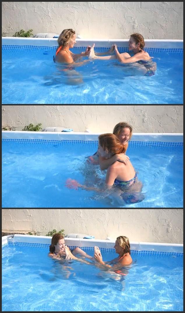 TICKLE FIGHT IN THE POOL BETWEEN VERONIQUE &amp; NATASZA - HD 维罗妮克和娜塔莎在泳池中的搔痒大战 - 高清 <br><br>在这个美好的池中搔痒体验的最后一部分，Veronique和Natasza要求在水中进行搔痒大战。<br>这真是个好主意，我们迫不及待地想看她们毫不留情地互相搔痒。<br>这两个女孩都是怕痒和虐待狂，你会非常喜欢她们的反应和她们互相挠痒的方式。<br>女孩们的每一个痒点都被虐待狂地一遍又一遍地攻击，特别是她们的痒湿的脚底。<br>这是一场非常性感的痒痒大战，两个怕痒的美女完全决定要享受最大的乐趣<br>她们的脚、肚子、身体两侧、腿、脖子和腋下都被挠到了。<br><br><br><br>TICKLE FIGHT IN THE POOL BETWEEN VERONIQUE & NATASZA - HD <br><br>For the last part of this nice tickling experience in the pool Veronique and Natasza asked for a tickle fight in the water.<br>What a great idea and we were impatient to watch them tickling each other without mercy.<br>Both girls are ticklish and sadistic and you'll really enjoy their reactions and their ways to tickle each other.<br>Every ticklish spots of the girls are sadistically attacked over and over especially their ticklish wet soles.<br>This is a very sexy tickle fight between two ticklish beauties who are totally decided to have maximum fun<br>with their feet, bellies, sides, legs, necks and underarms.<br><br><br><br>( ps:ft )<br><br>