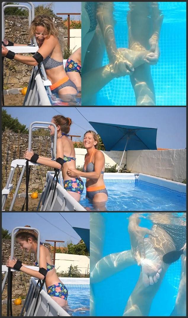 TICKLES & WATER FOR THE TICKLISH VERONIQUE & NATASZA - HD 痒痒的维罗妮克和娜塔莎的痒痒和水 - HD<br> <br>这是一个很好的会议，在游泳池里，Veronique和Natasza先后被搔痒和搔痒。<br>首先，Veronique被绑在梯子上，并在她的两侧、腹部、腋下、颈部和她极度怕痒的脚上挠痒。<br>伴随着一些伟大的海底景观。<br>娜塔莎喜欢挠维罗妮克的痒痒，她那虐待狂般的手指探索她所有最敏感的地方。<br>维罗妮克在整个过程中都在笑，她也有很多乐趣，即使真的太痒了。<br>在忍受了良好的搔痒之后，她对Natasza进行了报复，在同样的情况下进行了同样的惩罚。<br>她得到了她的两侧，腋下，腹部和她性感的痒痒的脚，她也在水中被挠痒痒。<br>作为Veronique，性感的Natasza不能停止笑，直到她的挠痒会议结束，这是非常有趣的，看女孩们<br>在泳池中连续搔痒。<br>这是一个非常性感的搔痒游戏，两个怕痒的美女玩得很开心。<br><br><br><br><br>TICKLES & WATER FOR THE TICKLISH VERONIQUE & NATASZA - HD<br> <br>This is a nice session in the pool where Veronique and Natasza are successively tickler and ticklee.<br>First Veronique is tied to the ladder and tickled on her sides, belly, underarms, neck and on her extremely ticklish feet<br>with some great submarine views.<br>Natasza loves to tickles Veronique and her sadistic fingers explore all her most sensitive spots.<br>Veronique laughs all long the action and she has a lot of fun too even if it really tickles too much.<br>After enduring a good tickling she gets her revenge on Natasza for the same punishment in the same situation.<br>She gets her sides, underarms, belly and her sexy ticklish feet who are tickled under water too.<br>As Veronique the Sexy Natasza can't stop to laugh till the end of her tickling session and this is so fun to watch the girls<br>successively tickled in the pool.<br>This is a very sexy tickling game with two ticklish beauties who have a lot of fun.<br><br><br><br>( ps:ft )<br><br>