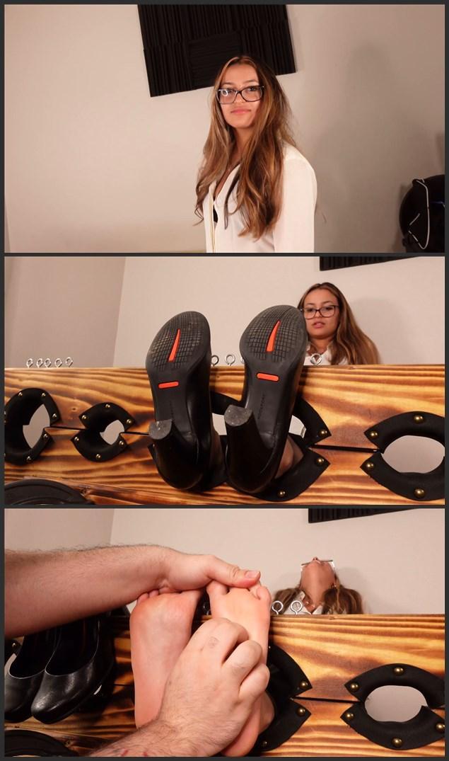  Tickling the Realtor Part 1   <br>搔扰房地产经纪人第一部分 <br><br>莱拉是一个美丽的房地产经纪人，她真的希望这个人能够买下这个新的工作室空间。她不知道的是，他是做什么的。她试图向他推销这个房产，说实话，这是一个垃圾场。他真的不想要这个被涂鸦覆盖的垃圾场。但他真的很喜欢她的外表和个性，所以他配合了。她真的很善于推动销售，他让她以为她拥有他。他不知道的是，莱拉是多么的绝望。她100%地需要这笔交易来支付账单。因此，当他试图保释时，她甚至进一步推动，试图使这笔交易更多。这时，他们去了他的另一个工作室，他施展了他的魔法。他真的想做他真正的工作....tickling美丽的女人，她是完美的。因此，他决定尝试让她做模特，她是如此绝望.....，她说是的。<br><br>这里是第一部分，可怜的莱拉把她的脚后跟覆盖的脚放在股票里。她紧张地保持不动，并问了一些问题，因为这种情况让她感到害怕，但她真的需要销售，所以她适应了。这时，他脱下她的高跟鞋，在开始给她挠痒痒之前，假意给她做足部按摩。她开始反抗并咯咯笑着说："你不会给我挠痒痒吧？"这时他告诉她他的实际计划并开始挠她。莱拉已经脱口而出，歇斯底里地大笑。她会出去吗？还是她想继续做买卖......，抓紧时间找出答案......。<br><br><br>Tickling the Realtor Part 1 <br><br>Layla is a beautiful realtor who really wants this guy to buy this new studio space. What she does not know is what he does. She attempts to sell him this property and honestly its a dump. He really does not want this graffiti covered dump. But he really loves her look and personality so he plays along. She is really good at pushing the sale and he lets her think she has him. What he does not know is how desperate Layla. She 100% needs this sale for bills. So when he attempts to bail she pushes even further trying to make the sale more. Thats when they head to his other studio and he works his magic. He really wants to do his actual job....tickling beautiful woman and she is PERFECT. So he decides to try and get her to model and she is so desperate.....she says yes. <br><br>Here is part 1 where poor Layla puts her heel covered feet in the stocks. She nervously stays still and asks questions scared because of the situation but she REALLY needs the sale so she accommodates. Thats when he removes her heels and fakes a foot massage before he starts to tickle her. She starts to fight and giggle "You're not gonna tickle me are you?" and thats when he tells her his actual plan and begins tickling her. Layla is already off the rails hysterical laughing. Will she get out? Or does she want to continue to make the sale......grab the clip to find out......<br><br><br>