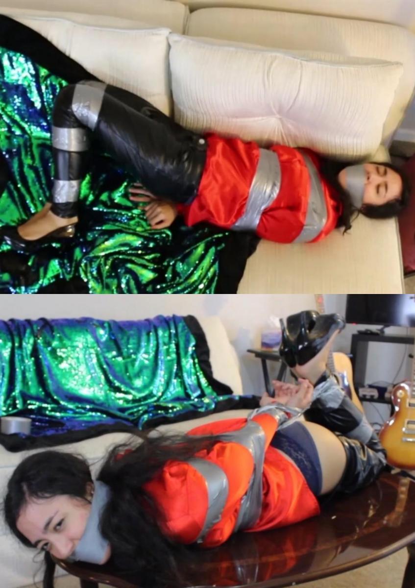 Khrystal, wearing leather and satin, gets tightly taped up and wraparound tape gagged by the intrude Khrystal, wearing leather and satin, gets tightly taped up and wraparound tape gagged by the intruder!Krystal 身穿皮裤、皮夹克和红色缎面衬衫。 突然，一个入侵者让她大吃一惊，并告诉她举起手来。 Khrystal 试图从她夹克的口袋里拿出她的手机，但坏人注意到了它并让她脱下她的皮夹克，然后坏人拿出一卷胶带并用胶带将她的双手绑在背后。 Khrytal 还用胶带把她的腿和身体包起来，最后这个坏蛋把一条内裤塞进她的嘴里，用环绕式胶带堵住她的嘴。 Khrystal 挣扎着想挣脱，但胶带很紧。 在她挣扎的时候，她的皮裤掉了下来。 当坏人回来时，他发现她仍然被绑着，嘴巴被堵住，但现在她的裤子已经脱了，为了进一步利用和羞辱她的俘虏，坏人把她放在桌子上，并拍下了她被绑住、堵住嘴巴、 她的裤子掉了！ 克里斯塔尔不会很快逃走的！Khrystal is wearing leather pants, leather jacket and a red satin blouse. Suddenly an intruder surprises her and tells her to put her hands up. Khrystal tries to reach her cell phone from the pocket of her jacket but the bad guy notices it and makes her remove her leather jacket, then the bad guy produces a roll of duct tape and ties her hands behind her back with tape. Khrytal also gets her legs and body taped up, finally the bad guy stuffs a pair of panties in her mouth and tightly gags her with a wraparound tape gag. Khrystal struggles hard trying to get free but the tape is very tight. While she is struggling her leather pants get down. When the bad guy returns he finds her still tied up and gagged but now with her pants down, so to take advantage and humiliate her captive even more, the bad guy hogties her on a table and takes pictures of her all tied, gagged and with her pants down! Khrystal won't escape any soon!