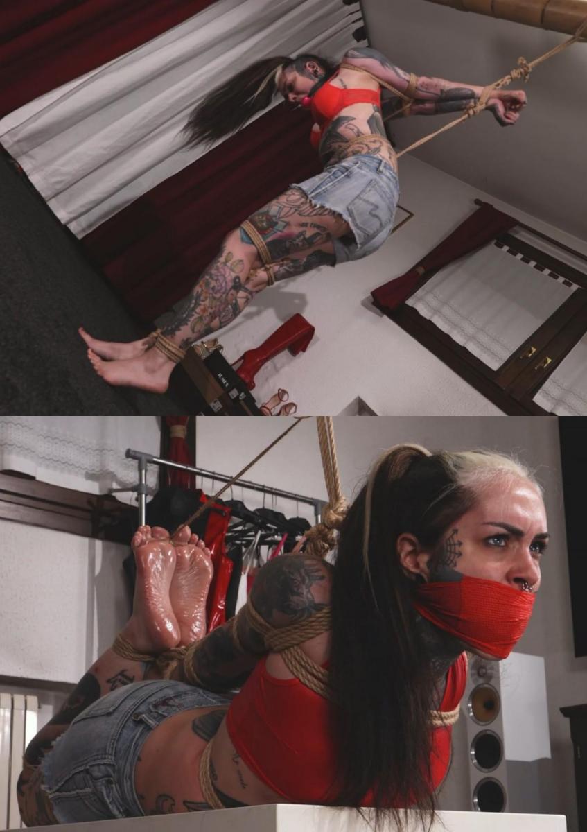 Emy - Tickled or hogtied Pt2 (ultraHD) 艾米在挠痒痒的过程中“幸存”了下来，但她很快就会发现，当她将被紧紧地绑在一张小桌子上并半悬吊以进一步拱起她的背部时，更糟糕的事情还在后头。 她绝对不想变成这样，并用狂野的眉毛让 Louis 知道，但她只能咕哝一声，因为她的嘴里塞满了布料，头上缠着胶带，一层 vetrap 覆盖着一切 . 下午剩下的时间里，她会被绑在客厅里，塞住嘴巴，以此吸取教训。 让事情变得更糟的是，路易斯用一根非常细的绳子将她的大脚趾固定在悬绳上，使她的脚底受到牵引。 他在她的脚底上加了些油，然后才让她受苦。 后来我们发现 Emy 穿着紧身肘部肩带，她的胯部绳索与肘部绳索相连。 现在 Louis 的注意力集中在让她不受控制地从她的粉红色大[X_X]上流口水，Emy 非常痛苦并且快哭了，但不想让 Louis 赢Emy "survived" the tickling session but she will soon find out that the worse is yet to come when she is going to be hogtied supertight on a small table and semisuspended to further arch her back. She definitely doesn't want to be like this and let Louis know with some wild eyebrows, but she cannot do much more than grunt since her mouth has been stuffed with fabric and tape has been wrapped around her head, a layer of vetrap covering everything. She will learn her lesson spending the rest of the afternoon all bound and gagged in the living room. Too make things even worse Louis got some very thin rope to secure her big toes to the suspending rope putting her soles in traction. He add some more oil on her soles before leaving her to her misery. Later we find Emy in a tight elbow together strappado with her crotch rope linked to the elbow rope. Now Louis focus is on making her drool without control from her big pink ballgag, Emy is in serious pain and on the wedge of crying but doesn't want Louis to win
