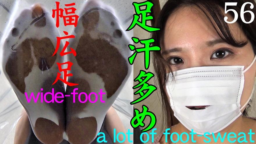 足のにおい Stinky foot 56 ・りな　28歳　24cm [7(US) 38(EU)]　158cm　5' 2"<br><br>・カフェウエイトレス　Coffee shop waitress<br><br>・こんなニオイ嫌だ！<br>パンスト臭、素足臭、味、どれもがはじめて<br>だれもが口にする食べ物で、それ単体だと美味しい<br>だけどそれが足臭だとおもうと…ちょっと嫌だ<br><br>・足がかゆい<br>パンストもノーシャワーも１週間<br>どんなニオイかは本編をごらんになってください<br>１週間履いてどう？　という質問に、<br>「悪臭は我慢することができたんですけど、つま先の痒みは苦痛でした」<br><br>・汗多め<br>汗かき体質、塩分量も人より圧倒的に多い<br><br>・ダンスで幅広足<br>サイズのわりに幅が広い（過去最高幅広足と同程度＃18）<br>昔は普通だったけど、踊っているうちにどんどん幅広になっていったそう<br><br>・明るい<br>明るく礼儀正しい<br>女性らしい性格の普通のお嬢さんです<br>莉娜28岁24厘米[7(US) 38(EU)] 158厘米5' 2"<br><br>·咖啡女服务生Coffee shop waitress<br><br>·我讨厌这种味道!<br>内裤的味道，赤脚的味道，每一样都是第一次<br>谁都吃的食物，单独吃很好吃<br>但是一想到那是脚臭…有点讨厌<br><br>脚痒<br>连裤袜和淋浴都要一个星期<br>什么味道，请看正片。<br>穿一周怎么样?的问题，<br>“虽然还能忍受恶臭，但脚趾的瘙痒让我很痛苦。”<br><br>汗多<br>容易出汗的体质，含盐量也明显高于常人<br><br>·跳舞时双脚很宽<br>尺寸相对较宽(与过去最高宽足相当# 18)<br>虽然以前很普通，但随着跳的时间越来越广。<br><br>·明朗<br>开朗有礼貌<br>她是个有女人味的普通小姐。