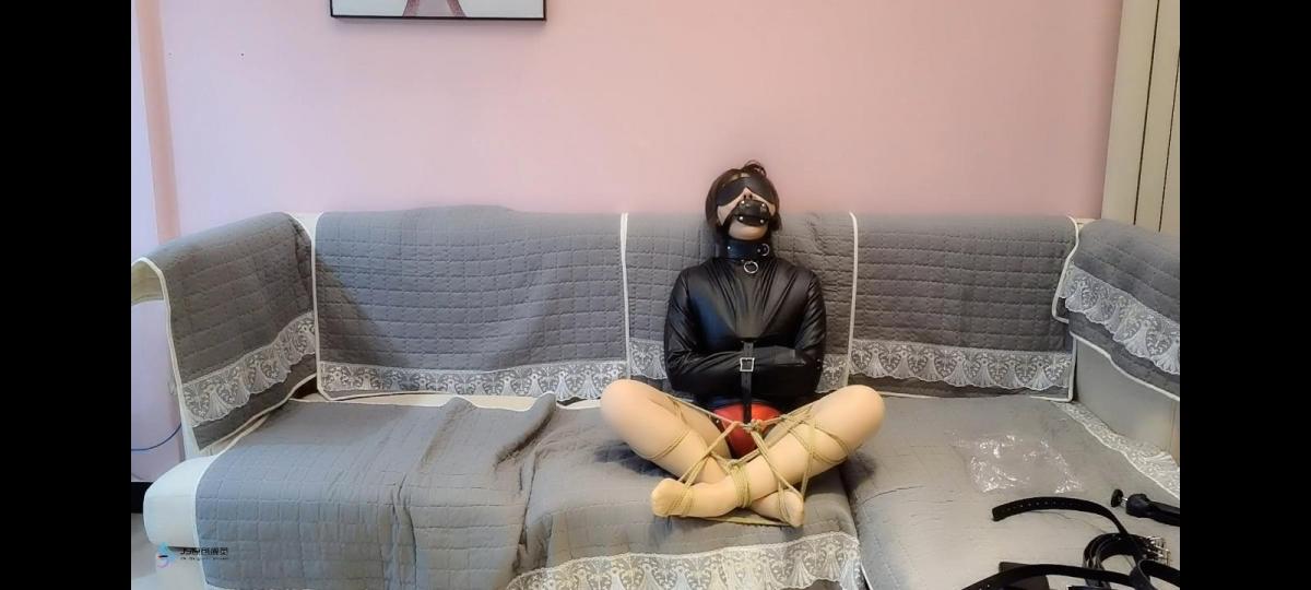 【JS工作室订拍作品】改造女特工全 拘束衣 定身元素 挠痒 电击 捆绑折磨 剧情丰富 JS订拍 模特艾菲。K博士带领人体研究犯罪集团，经常抓无辜的人做实验。于是有关部门决定派出女特工逮捕他。艾菲偷偷潜入博士家里，找寻着博士的犯罪证据。博士悄悄在屋内放出迷幻药水。艾菲突然闻到一阵香味紧接着便没有意识，身体昏昏沉沉的。博士这时出现对她说：你是我的奴隶，你要完全顺从我，听到了吗？艾菲：我会完全服从主人，奴隶艾菲走到我身边来跪下，艾菲穿着走过来跪下。给我做按按腿。摁的不错，倒杯水过来，艾菲像机器人走过去然后将水拿过来，非常不错。现在把屁股撅起来可以抬高点如下保持一两分钟左右不动，姿势保持一两分钟左右，艾菲撑不住腿开始抖动，博士把她腿放下翻个身，开始抚摸她的全身，揉捏她的屁股拿出皮鞭打她。艾菲很享受的叫着。博士问舒服吗？艾菲：很舒服主人尽情的玩弄我吧。博士玩的很尽兴，拿出了定身器将她定在原地，这之后是无意识。博士开始摆弄她。定身姿势摆弄好几分钟，博士挠痒她全身，艾菲也没有意识无法动弹，博士让她站起来拿来皮鞭抽她，并且拿来电击棒点她的腿，艾菲被电的呜呜叫唤，又电她的屁股和其他部位，折磨了好几分钟博士拿来拘束衣博士将她的定身解除，然后拿来羊具口塞戴上绑好，又拿来黑色胶带，随后将她的双手缠好，一点也无法反抗，拿来拘束衣给她穿上，绑的很紧一点也无法动弹随后拿来固定带将腿部也固定好，这样女特工就一点也无法动弹，过了会博士将她腿上拘束解除将她团缚起来，开始挠脚心 鞭打 并且挠痒很久，给她嘴里塞上原味丝袜又拿来胶带将最臭的部位放到鼻子上，一呼吸就很酸爽又拿来头套和眼罩戴上，耳朵也被棉花堵住，这样又拿来皮鞭和电击棒折磨女特工，并且电击棒放到裆部持续电击，终于女特工坚持不住，晕死过去，博士将她彻底改造并且用定身器定住只有博士能解开，将女特工放置在这里随后便继续他的邪恶