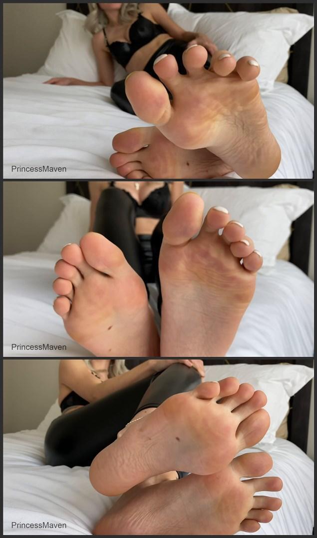 My Feet Are Your God 我的脚是你的神<br> <br><br>你好，平迪克的失败者! 为公主的完美双脚服务是一种荣誉，你知道你不配。但我是一个善良的女神，我允许你把你的生命奉献给我。你喜欢在我身下生活，把一切献给我的脚趾。这感觉是如此的好。你所需要做的就是接受你是一个失败的脚怪，而 "你的 "薪水属于我。你对爱情和性没有希望，所以你不妨把一切都交给我。你的瘾不能再拖下去了。屈服于我的完美吧。<br><br><br><br><br>My Feet Are Your God<br> <br><br>Hello pindick losers! Serving the perfect feet of a Princess is an honor you know you don’t deserve. But I’m a kind Goddess, and I’ll allow you to devote your life to me. You love living your life beneath me, dedicating everything to my soles. It just feels so good. All you need to do is accept that you’re a loser foot freak, and that “your” paycheck belongs to me. You have no hope for love, or sex, so you might as well hand it all over to me. Your addiction can’t be held off any longer. Give in and submit to my perfection.<br><br>