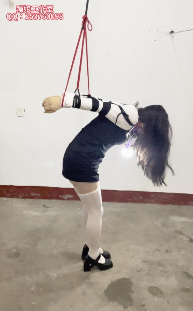 JK制服  长筒白丝调教 媚娘工作室<br>服装：JK包臀裙，长筒白丝<br>直臂缚吊起，皮鞭抽打，脖子上挂上灯，炙烤脸部<br>然后无花吊起，腿绑紧，顶上振动宝贝，依然脖子挂灯<br>炙烤脸部，皮鞭使劲抽打，还不能发出声音，因为这是民房<br>外面是大街，周边听的非常清楚，M很痛苦，又不敢发出声音<br>发泄，调教完后，M浑身都是汗<br>业务咨询：253760098