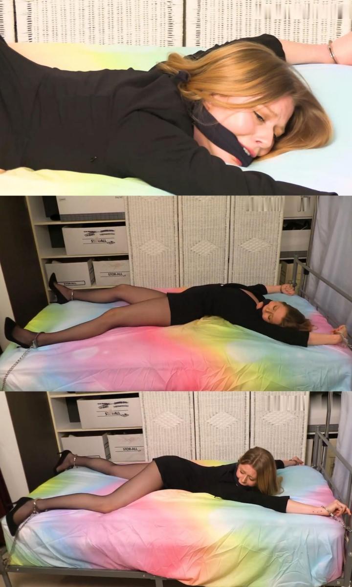 The Genuine Damsels of The San Fernando Valley 2 - Bonus Scene - Sahara Skye The Genuine Damsels of The San Fernando Valley 2 - Bonus Scene - Sahara Skye 华丽的 Sahara Skye 出演了圣费尔南多谷 2 的真正少女中的一个额外场景。”这位丰满的美女演奏了一轮“束缚即兴表演”，在她的场景中，她掷骰子成为一名被铐在一个展开的鹰嘴里的裸体秘书 姿势（她个人最喜欢的姿势）。Sahara 穿上套头衫式短西装，黑色后缝连裤袜和高跟鞋。她的嘴里塞着一块黑布，嘴里塞着一块黑布，手铐脸朝下躺在床上。Skye 女士在运动方面与 金属约束，但逃脱对她来说是不可能的。尽管如此，当她将臀部从床垫上抬起时，我们还是看到了她惊人的圆形臀部。Gorgeous Sahara Skye stars in a bonus scene from The Genuine Damsels of The San Fernando Valley 2." The busty beauty plays a round of "Bondage Improv," and for her scene she rolls the dice to be a cleavegagged secretary who's handcuffed in a spreadeagled position (her personal fave). Sahara puts on a short jumper-style suit, back-seamed black pantyhose and heels. She's gagged with a black cloth between her teeth and cuffed face-down on the bed. Ms. Skye athletically struggles against the metal restraints, but escape is impossible for her. Nonetheless as she raises her hips up off the mattress we're treated to the sight of her amazingly round backside.