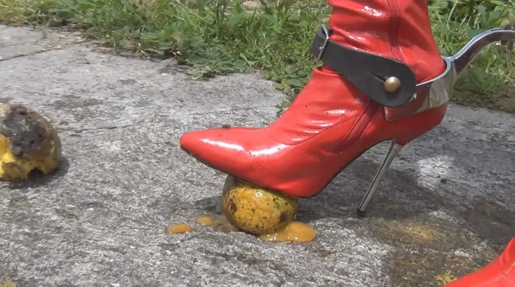 Crushed under Joannas boots <br>被压在乔安娜靴子下<br><br>我们很久以前就没有制作过压碎的剪辑了......但这是乔安娜女神最有趣的爱好之一......在她精致的靴底和鞋跟下压碎物体或食物！！！！你能相信吗？当她这样说时... 我无法抵制诱惑，寻找我的相机来欣赏高跟靴下如此美妙的力量展示！！！！如果你喜欢粉碎... 这绝对是必须的!<br><br><br><br>Crushed under Joannas boots<br><br>We have not made crushing clips since a long time ago... but that is one of the funniest hobbies of Goddess Joanna... to crush objects or food under the exquisite soles and heels of her sublime boots!!! Can you believe it? When she said that... I could not resist the temptation to look for my camera to enjoy such a wonderful demonstration of power under high heeled boots!!! If you are into crush... This is an absolute must!<br>